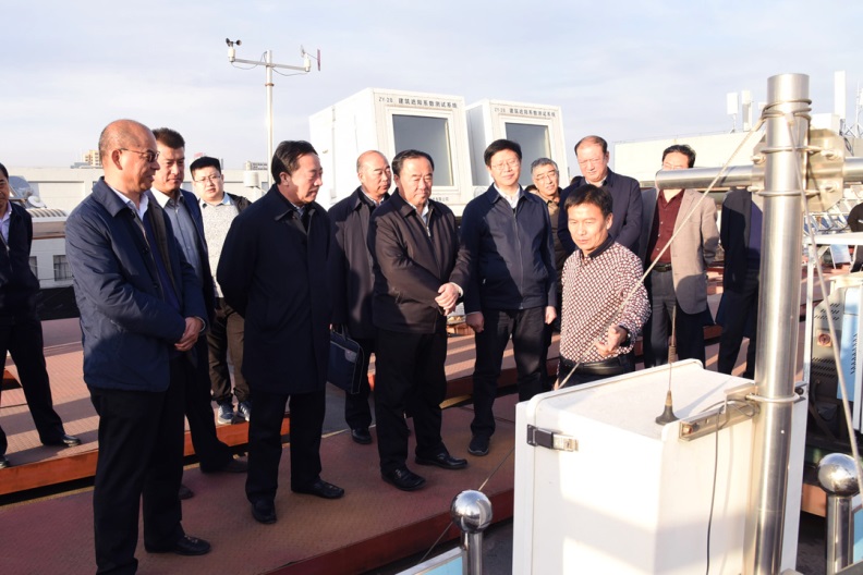 ※自治区国资委党委书记、主任张金亮率自治区十二个大型企业的负责人考察我院“风能太阳能利用技术教育部重点实验室”。